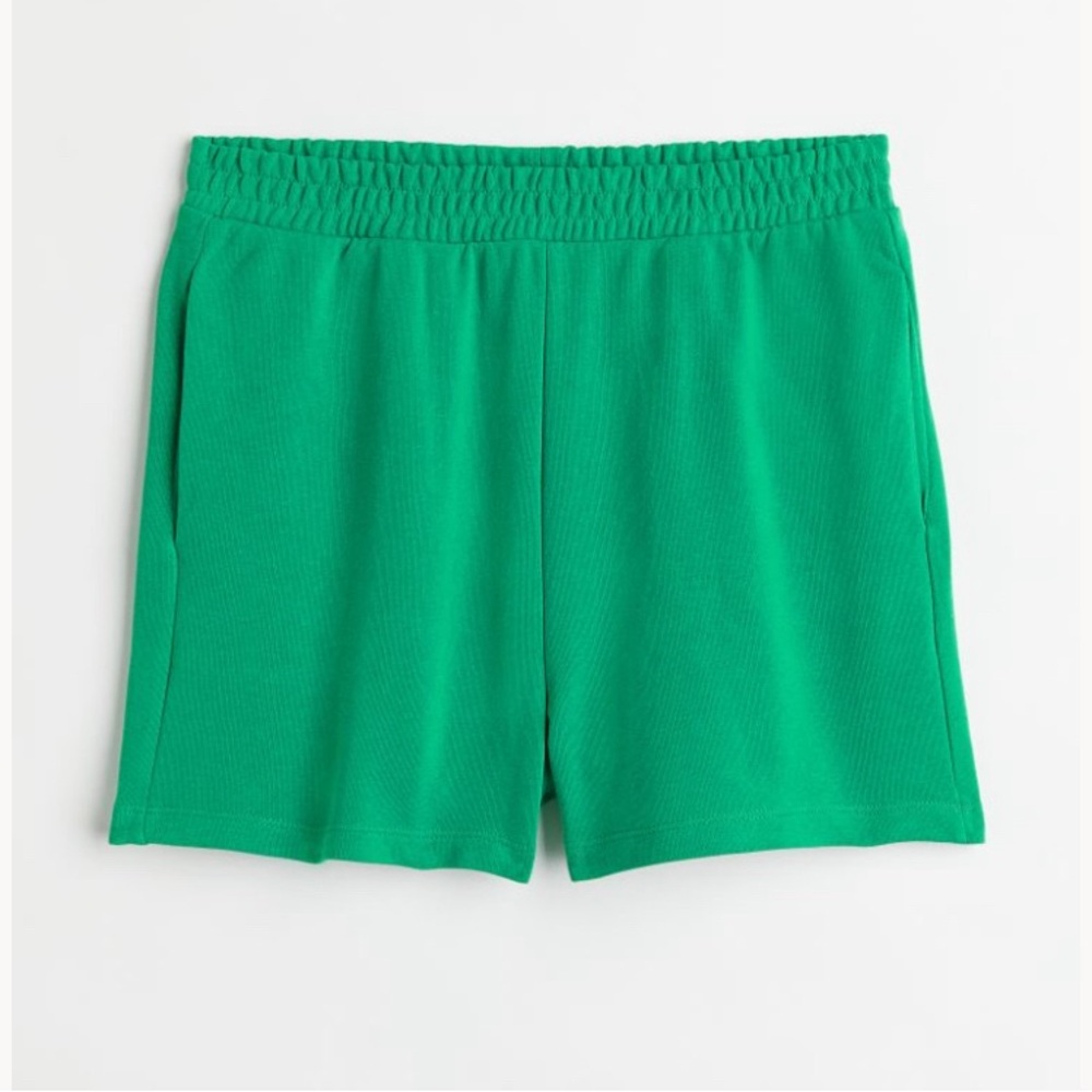 EUC H & M brand Divided  Kelly green shorts 2 pockets at side Sz S